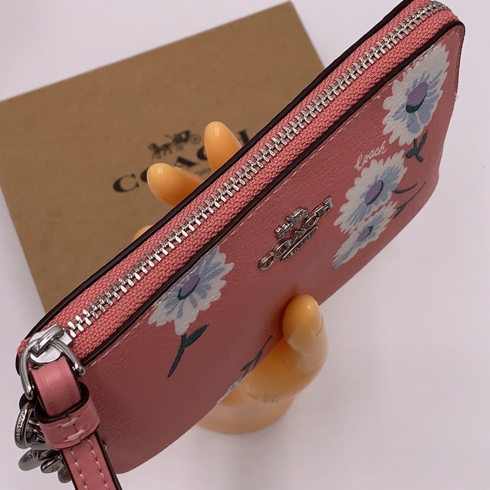 COACH Boxed Corner Zip Wristlet With Daisy Print COLOR:
Silver/Bubblegum… - Picture 7 of 16